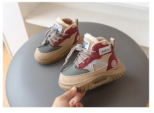 Nahaufnahme von Kinder-Winter-Sneakern mit warmem Pelzfutter und khakifarbenem Leder.