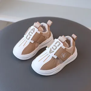 Scarpe da ginnastica per bambini in beige e bianco con mesh traspirante e suola morbida