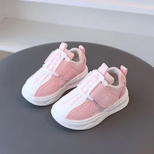 Sneakers traspiranti rosa e bianche per bambini con suole morbide e chiusure a strappo