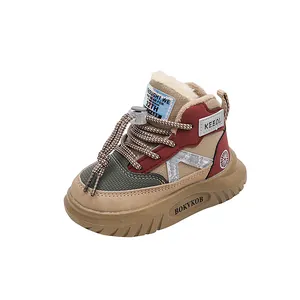 Seitenansicht der gefütterten High-Top-Sneaker für Kinder mit Leder-Obermaterial im Winter