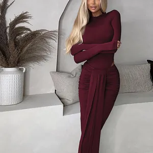 Elegantes weinrotes Damen-Set mit Langarm-Body und gerafftem Maxirock mit Schlitz