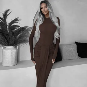 Elegantes braunes Langarm-Body-Set mit passendem gerafftem Midirock und drapiertem Detail