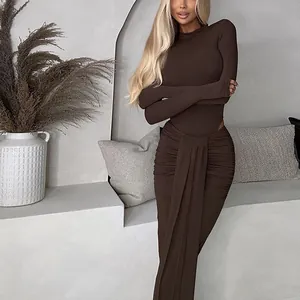 Detaillierte Ansicht des braunen Langarm-Bodysuits und des gerafften Rock-Sets.