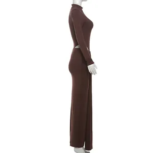 Seitenansicht des braunen Bodysuit-Sets mit Stehkragen und geschlitztem Rock