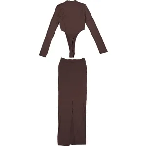 Braunes Set aus hochgeschlossenem Langarm-Body und Maxirock mit Schlitz für Damen