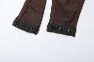 Detaillierte Nahaufnahme des sicheren Druckknopfverschlusses eines braunen Bodysuits