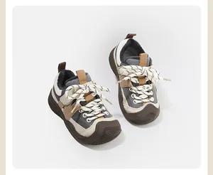 Vue détaillée de baskets pour enfants doublées de polaire avec bout de protection