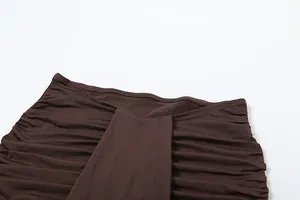 Detailansicht des hochwertigen dunkelbraunen gerafften Stoffes für ein sexy Damen-Rockset