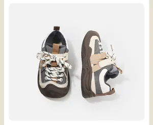 Vue de dessus et de côté de baskets fourrées pour enfants avec bout anti-choc