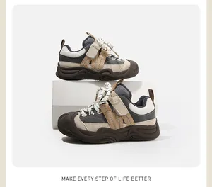 Détail de chaussures de sport enfant hiver avec doublure polaire et bout anti-choc