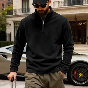 Detalle de sudadera negra de forro polar pesado con media cremallera en modelo masculino