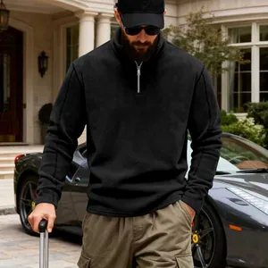Detalle de una sudadera cálida de forro polar negro con media cremallera para hombre
