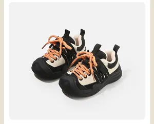 Vue détaillée de chaussures de sport d'hiver pour enfants avec doublure polaire et lacets orange.