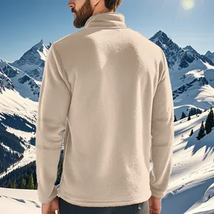 Achteraanzicht van een beige heren fleece sweatshirt met halve rits in de sneeuw