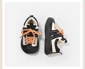 Chaussures de sport d'hiver pour enfants avec doublure polaire et lacets orange.