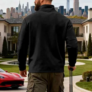 Vista trasera de sudadera de forro polar negro con media cremallera para hombre al aire libre