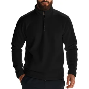 Detail van een zwarte fleece herensweatshirt met halve rits en opstaande kraag voor de winter