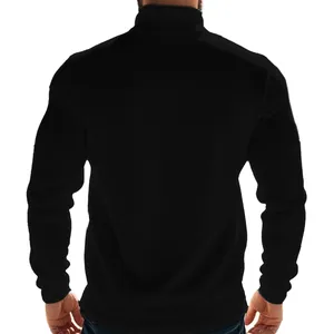 Gedetailleerd achteraanzicht van een zwarte heren fleece sweater met een opstaande kraag