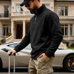 Sudadera de forro polar pesado para hombre con media cremallera en un entorno de lujo
