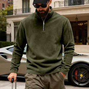 Detalle de la sudadera de forro polar pesado verde oliva con media cremallera para hombre