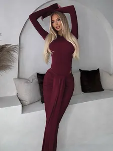 Elegantes burgunderrotes Set aus langärmligem Body und Maxirock mit hohem Schlitz