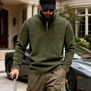 Modelo con sudadera de forro polar verde oliva con cuello de cremallera en exterior.