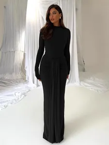 Elegantes Set aus schwarzem Body mit Stehkragen und langem Rock mit Schlitz