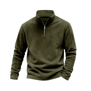 Vista detallada de una sudadera de forro polar pesado verde oliva para hombre con media cremallera