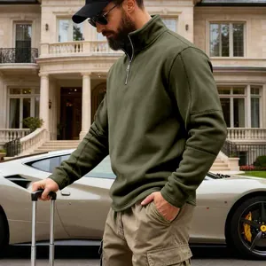 Vista de perfil que muestra la textura de la sudadera de forro polar pesado verde oliva para hombre