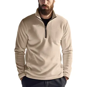 Detailweergave van beige heren fleece sweatshirt met halve rits en een zachte opstaande kraag