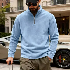 Sudadera de forro polar pesado azul claro para hombre con media cremallera en entorno de lujo