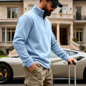 Primer plano de sudadera de forro polar azul claro para hombre en entorno de viaje de lujo