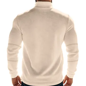 Gedetailleerd achteraanzicht van een beige heren fleece sweatshirt met opstaande kraag