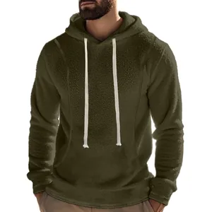 Detailansicht eines olivgrünen Fleece-Kapuzenpullovers für Herren mit Kordelzug.