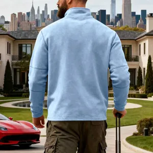 Vista trasera de una sudadera de forro polar azul claro para hombre estilo de lujo