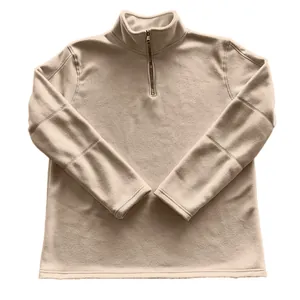 Gedetailleerd overzicht van een beige heren fleece pullover met een halve rits