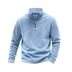 Detalle del jersey de forro polar azul claro para hombre con media cremallera para invierno.