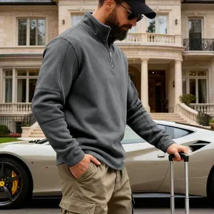 Vista detallada de la sudadera gruesa de forro polar con cremallera media para hombre al aire libre.