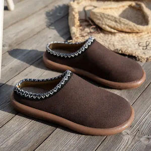 Zuecos marrones de felpa con suelas gruesas antideslizantes y detalle de punto.