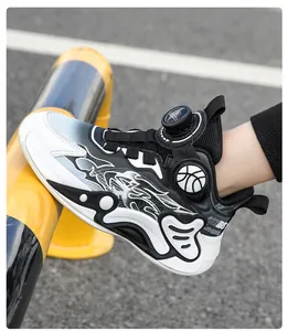 Photo d'action de chaussures de basket pour garçon avec boucle rotative sur barrière