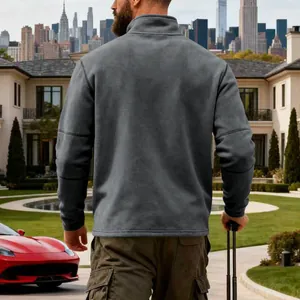 Vista trasera de sudadera de forro polar gris pesado para hombre en entorno de lujo