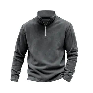 Vista frontal de una sudadera de forro polar gris pesado con cuello alto y cremallera