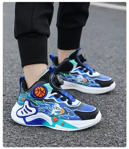 Gros plan de chaussures de basket garçon avec boucle rotative et motif d'aigle de feu
