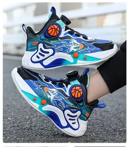 Détail d'une chaussure de basket pour garçon avec boucle rotative et motif dragon