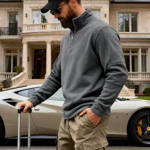 Modelo masculino con sudadera de forro polar gris con media cremallera en exteriores