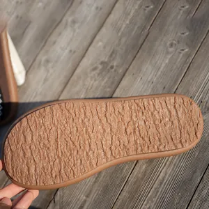Primer plano detallado de la suela antideslizante con textura para zapatos de invierno con plataforma.