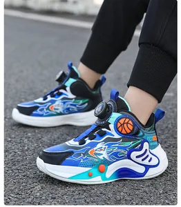 Gros plan de chaussures de basket montantes pour garçons avec motifs de flammes bleues.