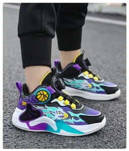 Vue détaillée d'une chaussure de basket pour garçon avec boucle rotative et flammes.