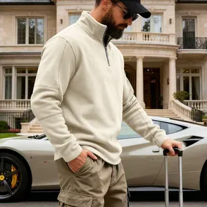 Foto de estilo de vida al aire libre de una sudadera de forro polar pesado para hombre