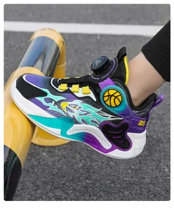 Vue détaillée de chaussures de basket pour garçons avec système de boucle rotative